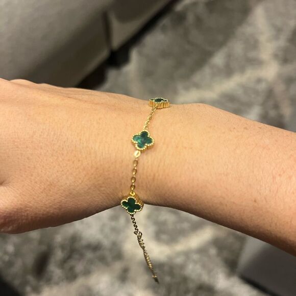 Women's green small clover bracelet‎ gold plated with lobster claw 5 clovers - Picture 5 of 10